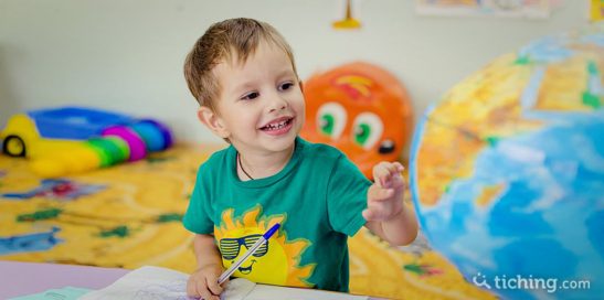 un niño con un globo terráqueo simboliza el aprendizaje de un segundo idioma